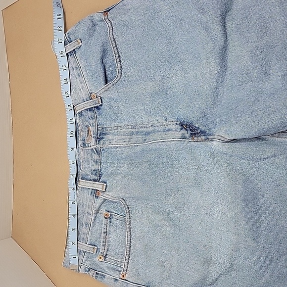 Levi's 550 Relaxed Fit Light Wash Denim Shorts, Size 38, EUC - Picture 1 of 9